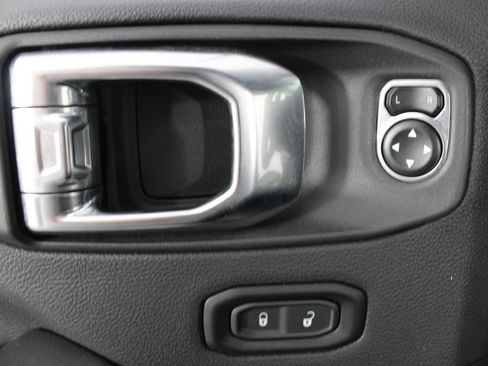 Used 2025 Jeep Wrangler Unlimited Sahara AWD/4WD image 14