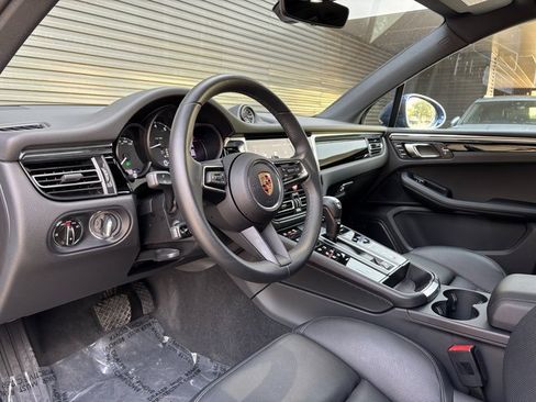 Certified 2025 Porsche Macan image 4