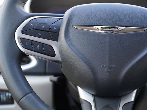Used 2024 Chrysler Pacifica Touring-L FWD image 20