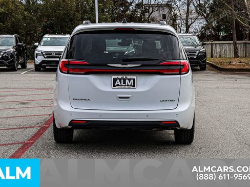 Used 2023 Chrysler Pacifica Limited image 11