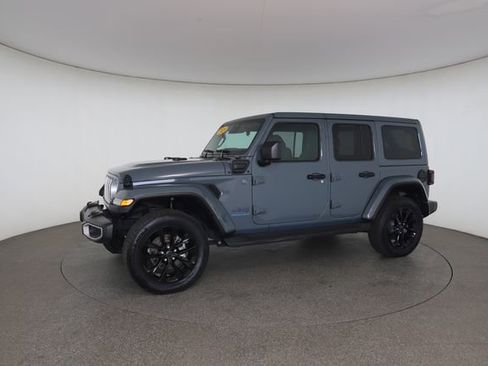 Used 2025 Jeep Wrangler Unlimited Sahara AWD/4WD image 4