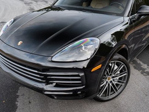 Used 2021 Porsche Cayenne Base image 2