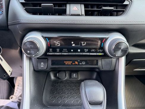 Used 2022 Toyota RAV4 LE image 22