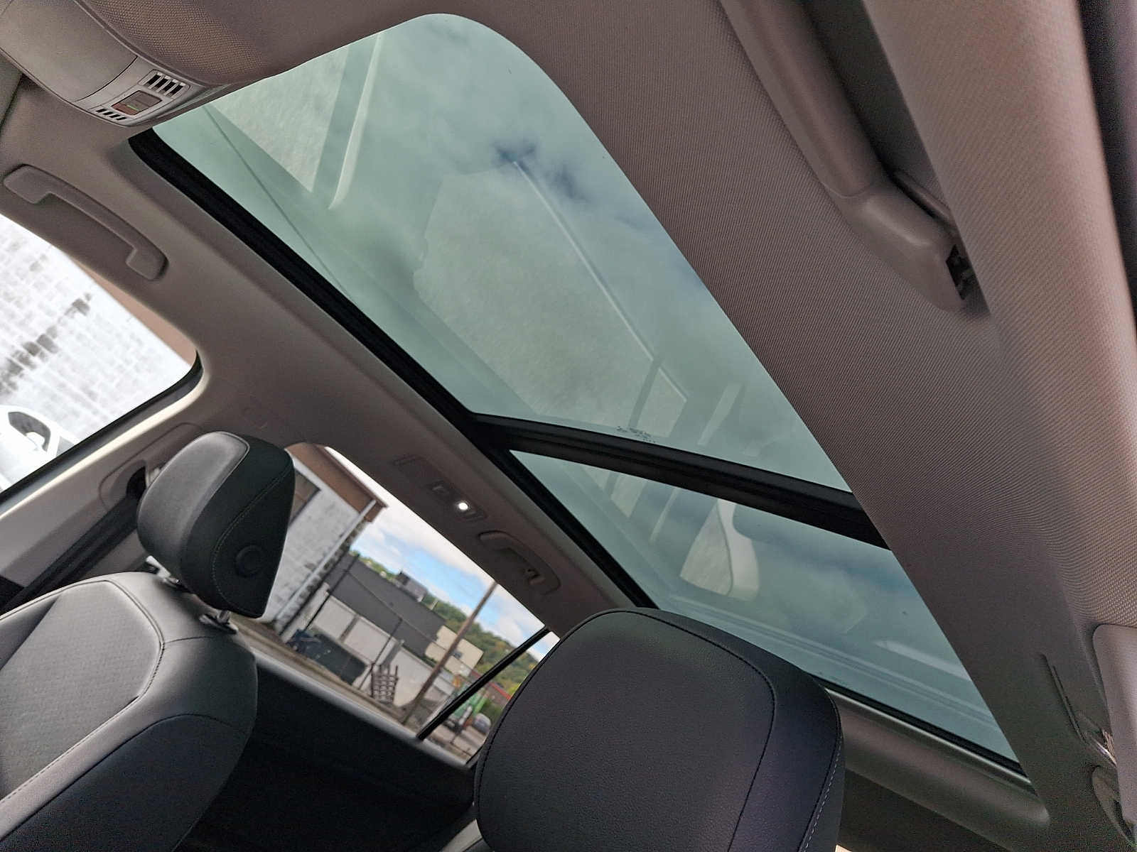 Used 2020 Volkswagen Tiguan SE w/ Panoramic Sunroof Package AWD/4WD image 15
