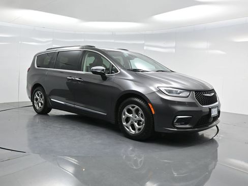 Used 2023 Chrysler Pacifica Limited FWD image 34