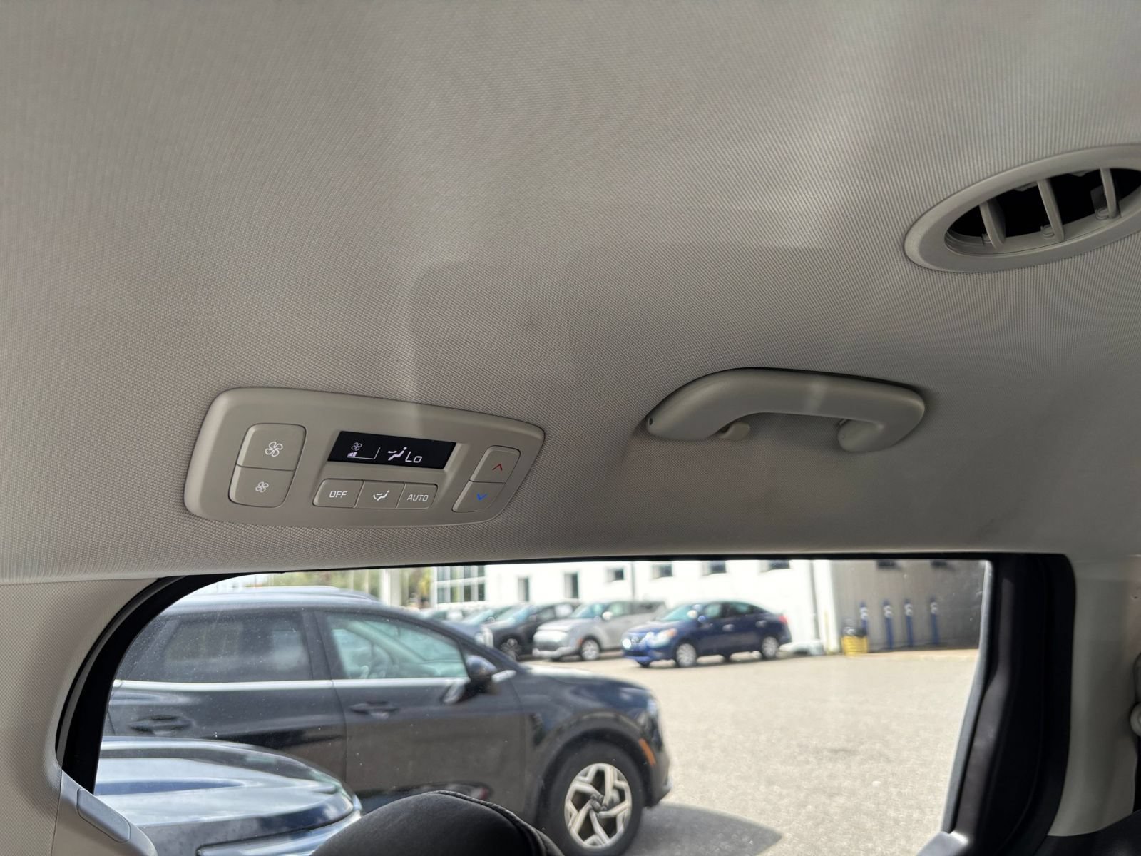 Used 2026 Kia Carnival FWD image 24