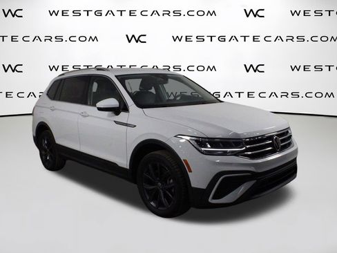 Used 2024 Volkswagen Tiguan SE image 2