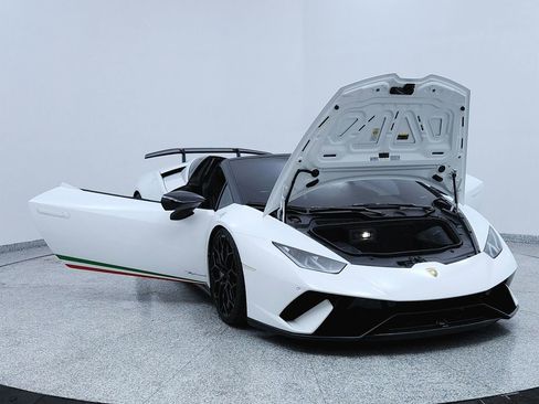 Used 2019 Lamborghini Huracan Performante AWD/4WD image 12