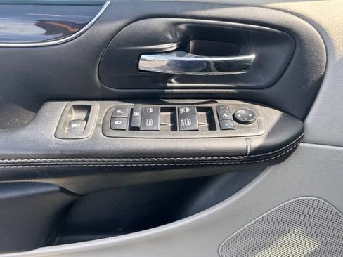 Used 2014 Chrysler Town & Country Touring-L FWD image 11