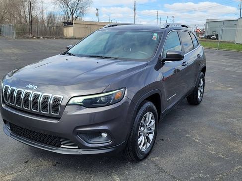 Used 2019 Jeep Cherokee Latitude Plus w/ Cold Weather Group AWD/4WD image 5