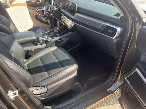 Used 2023 Kia Telluride AWD image 37