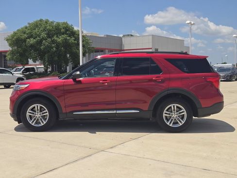 Used 2020 Ford Explorer XLT w/ Equipment Group 202A AWD/4WD image 4