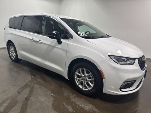 Used 2024 Chrysler Pacifica Touring-L FWD image 2