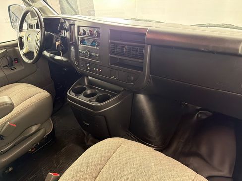 Used 2018 Chevrolet Express 2500 w/ Driver Convenience Package RWD image 20