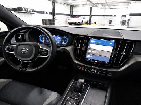 Used 2022 Volvo XC60 B5 R-Design AWD/4WD image 15