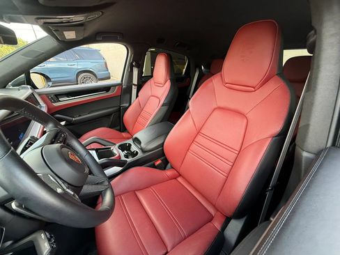 Used 2025 Porsche Cayenne Turbo GT AWD/4WD image 17