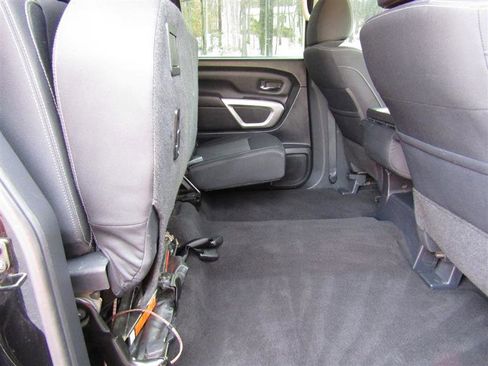 Used 2018 Nissan Titan SV image 34