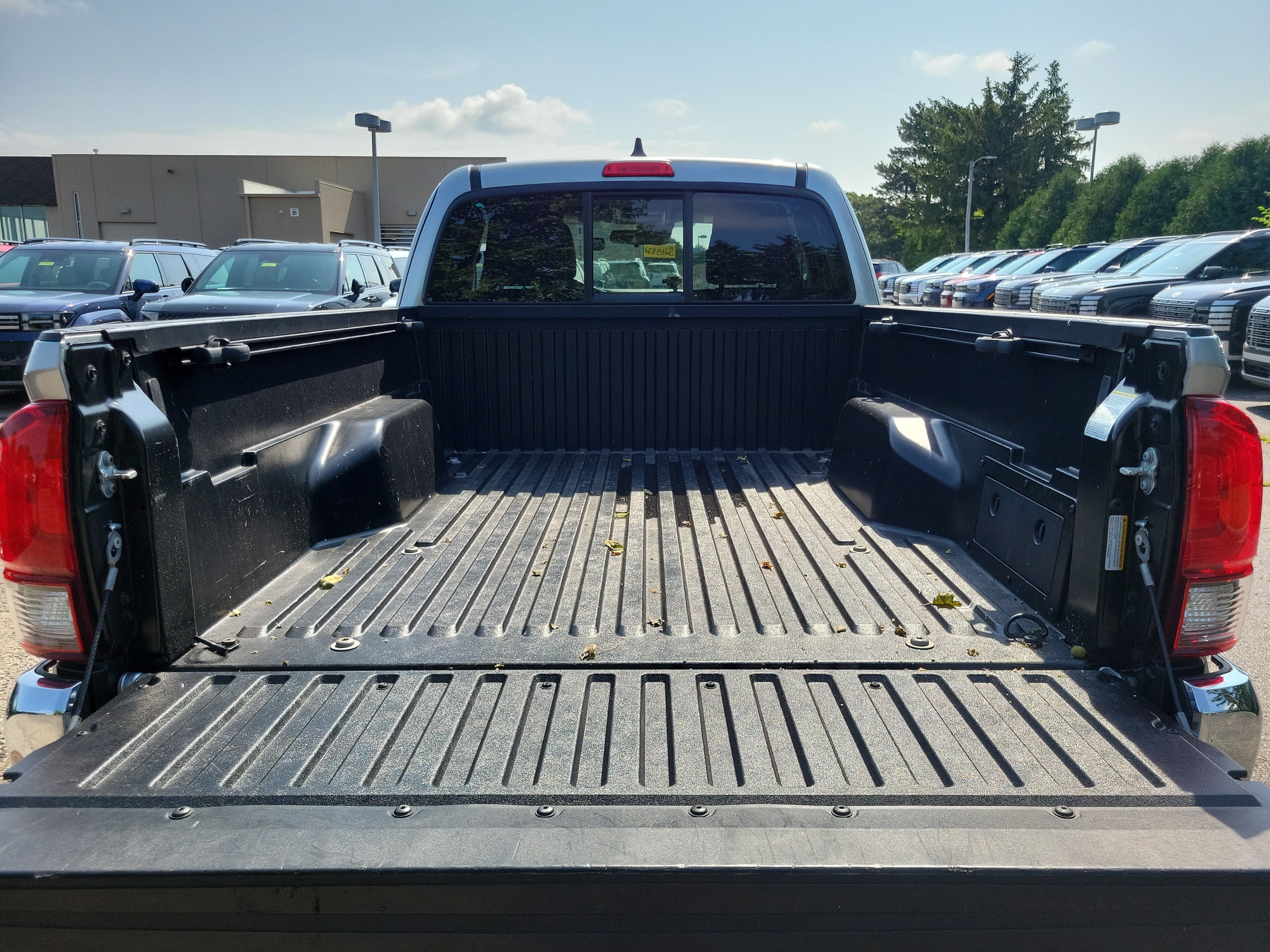 Used 2022 Toyota Tacoma SR5 w/ SR5 Appearance Package (SM) AWD/4WD image 8
