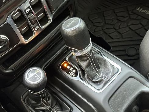 Used 2023 Jeep Gladiator Overland image 24