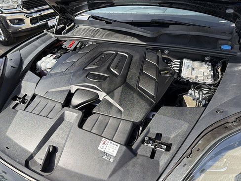 Used 2024 Porsche Cayenne AWD/4WD image 30