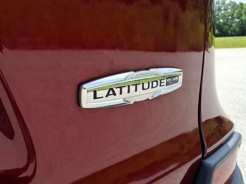 Used 2019 Jeep Cherokee Latitude Plus w/ Comfort/Convenience Group AWD/4WD image 27