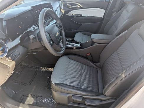 Used 2025 Chevrolet Trax LT FWD image 12