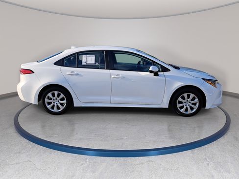 Used 2022 Toyota Corolla LE image 4