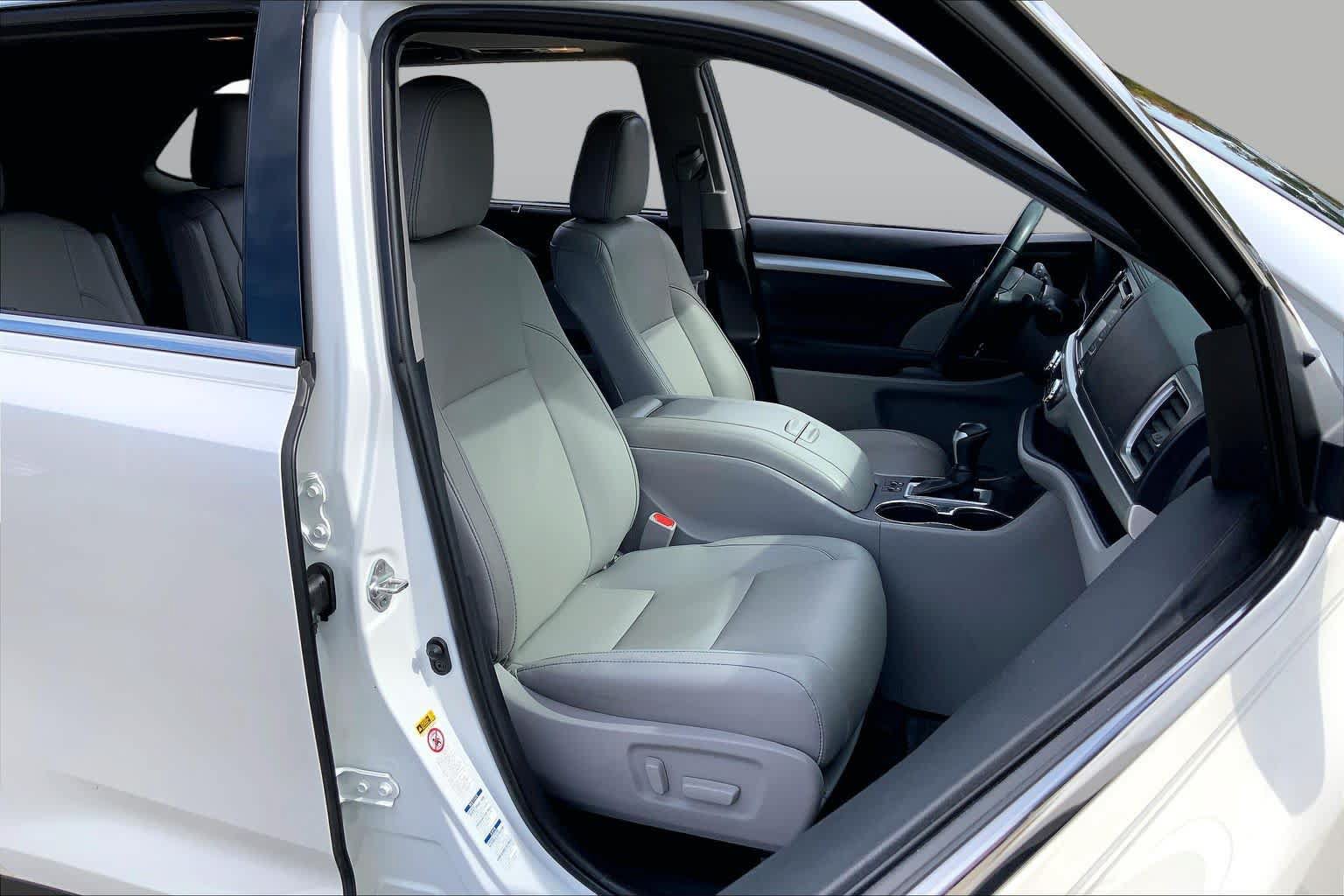 Used 2019 Toyota Highlander XLE AWD/4WD image 9