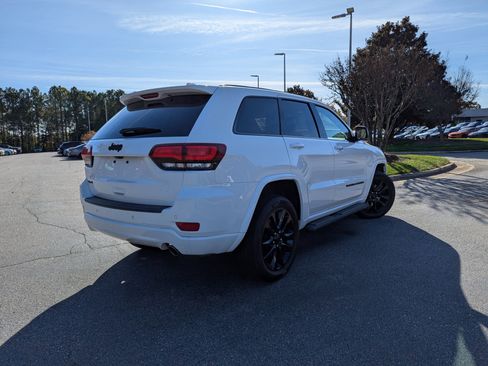 Used 2022 Jeep Grand Cherokee Laredo X image 5