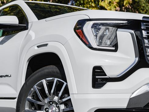 New 2026 GMC Terrain Denali image 3