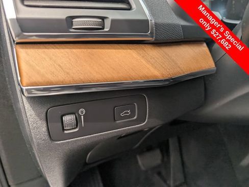 Used 2021 Volvo XC90 T6 Momentum w/ Climate Package AWD/4WD image 17