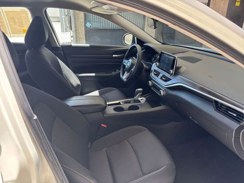 Used 2025 Nissan Altima 2.5 SV FWD image 37