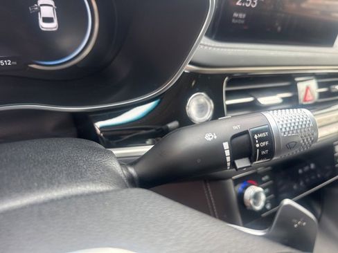 Used 2025 Genesis G70 2.5T image 19