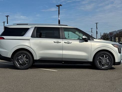 New 2026 Kia Carnival EX FWD image 3