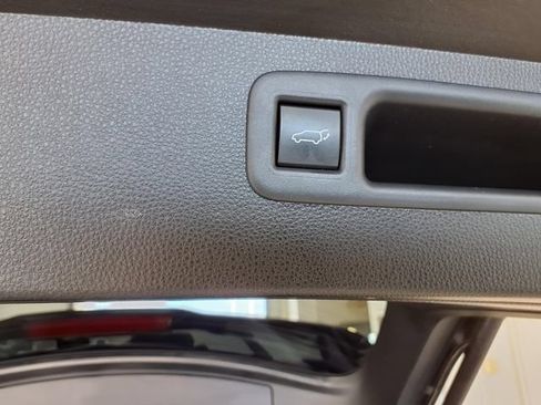 Used 2023 Toyota Highlander XSE FWD image 25