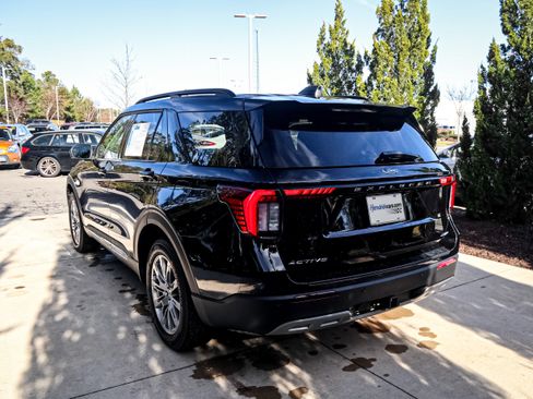 Used 2025 Ford Explorer Active w/ Active Comfort Package AWD/4WD image 8