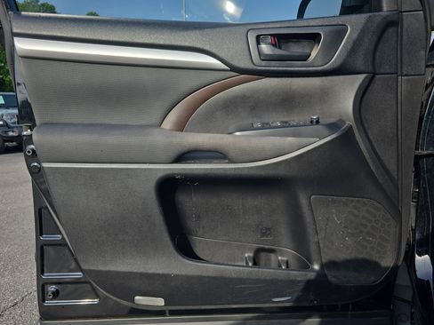 Used 2018 Toyota Highlander LE FWD image 27