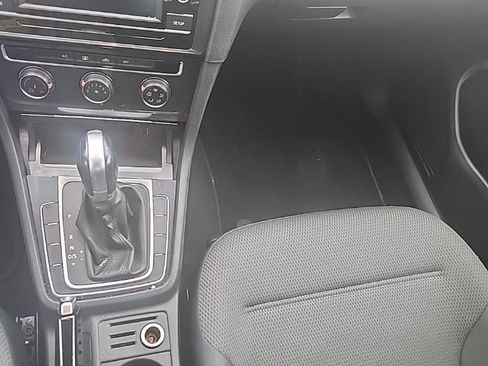 Used 2018 Volkswagen Golf SE image 15