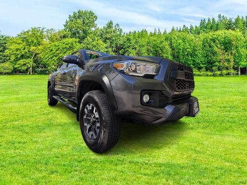 Used 2019 Toyota Tacoma TRD Off-Road w/ Technology Package AWD/4WD image 3