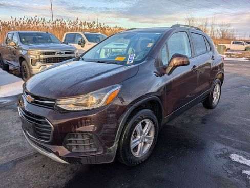 Used 2022 Chevrolet Trax LT w/ LT Convenience Package image 4
