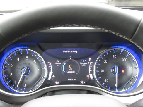 Used 2024 Chrysler Pacifica Touring-L FWD image 22