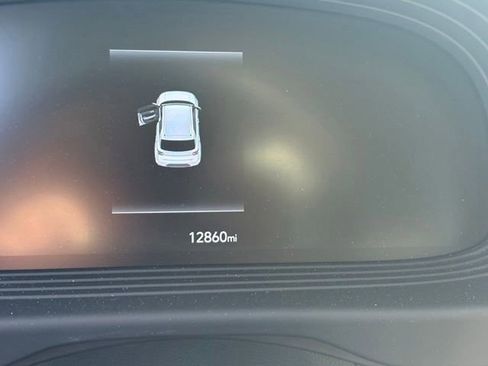 Used 2023 Hyundai Venue SEL FWD image 11