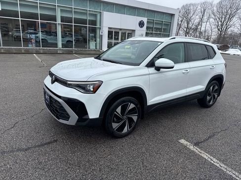 Certified 2025 Volkswagen Taos SE image 3