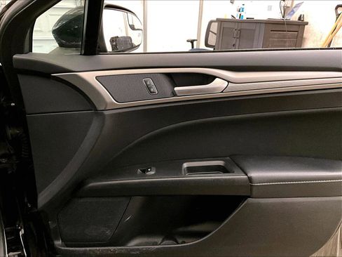 Used 2018 Ford Fusion SE w/ Fusion SE Technology Package FWD image 23