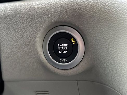 Certified 2024 Chrysler Pacifica Touring-L image 23