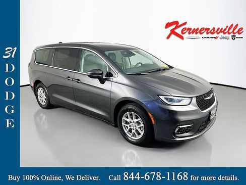 Used 2023 Chrysler Pacifica Touring-L FWD image 1
