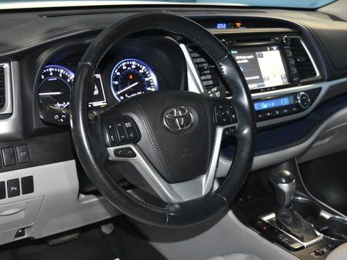 Used 2017 Toyota Highlander Limited image 2