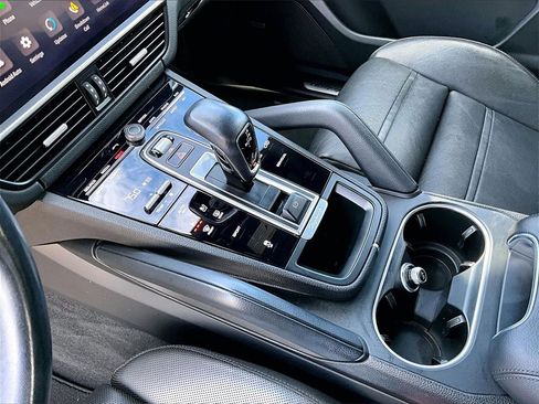 Certified 2022 Porsche Cayenne Platinum Edition image 17