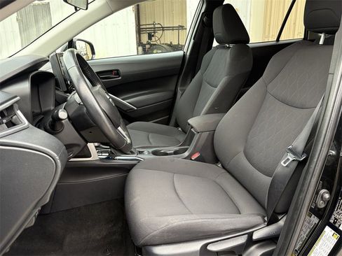 Used 2022 Toyota Corolla Cross LE image 12