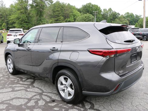 Used 2022 Toyota Highlander LE FWD image 3